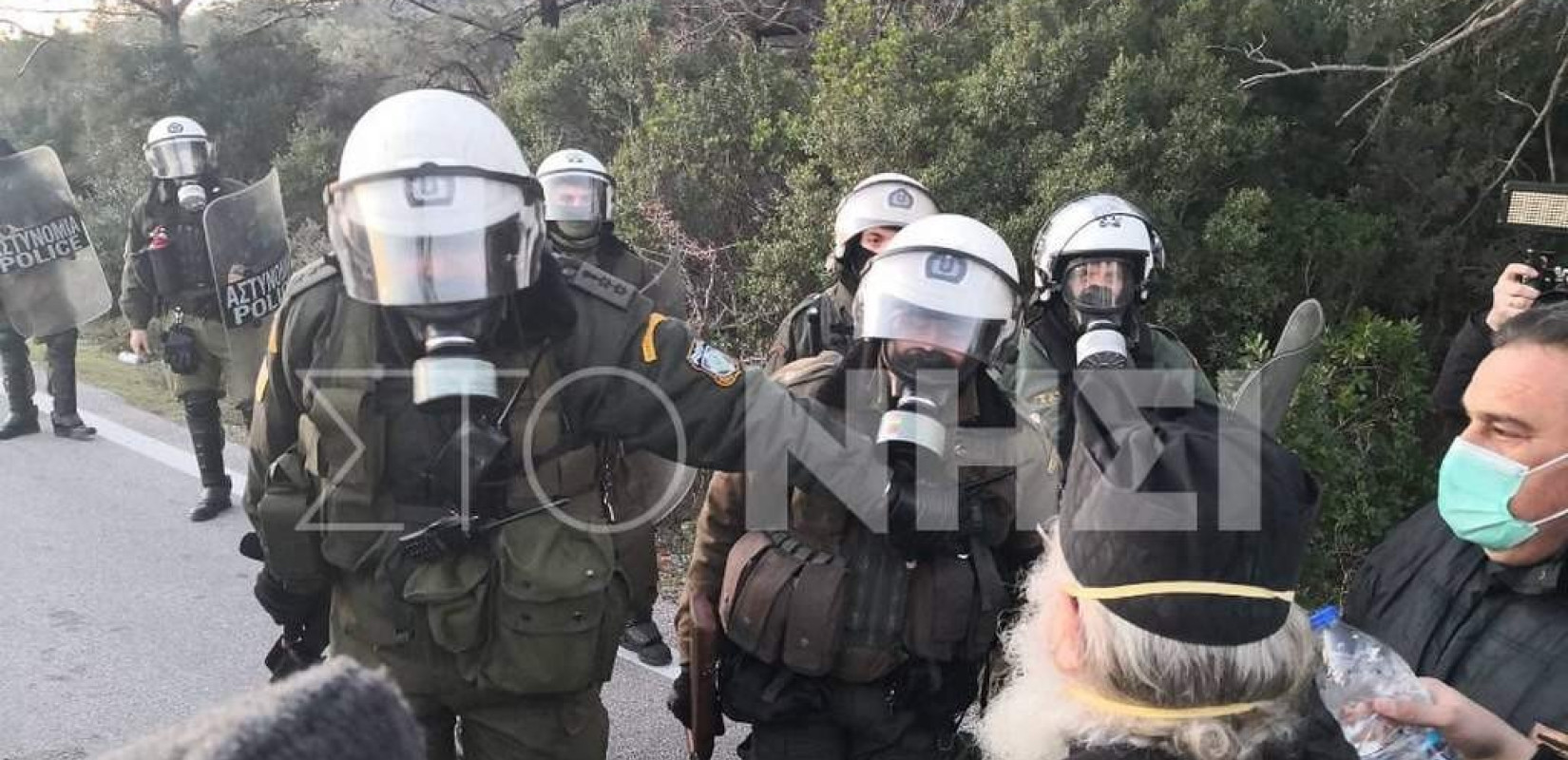 Οδομαχίες μεταξύ ΜΑΤ και κατοίκων στη θέση Καράβα Μανταμάδου