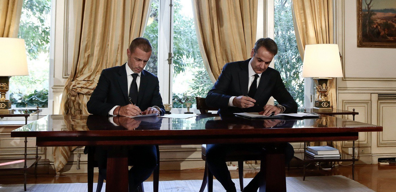 Η κυβέρνηση υπέγραψε το μνημόνιο συνεργασίας με ΟΥΕΦΑ και ΦΙΦΑ