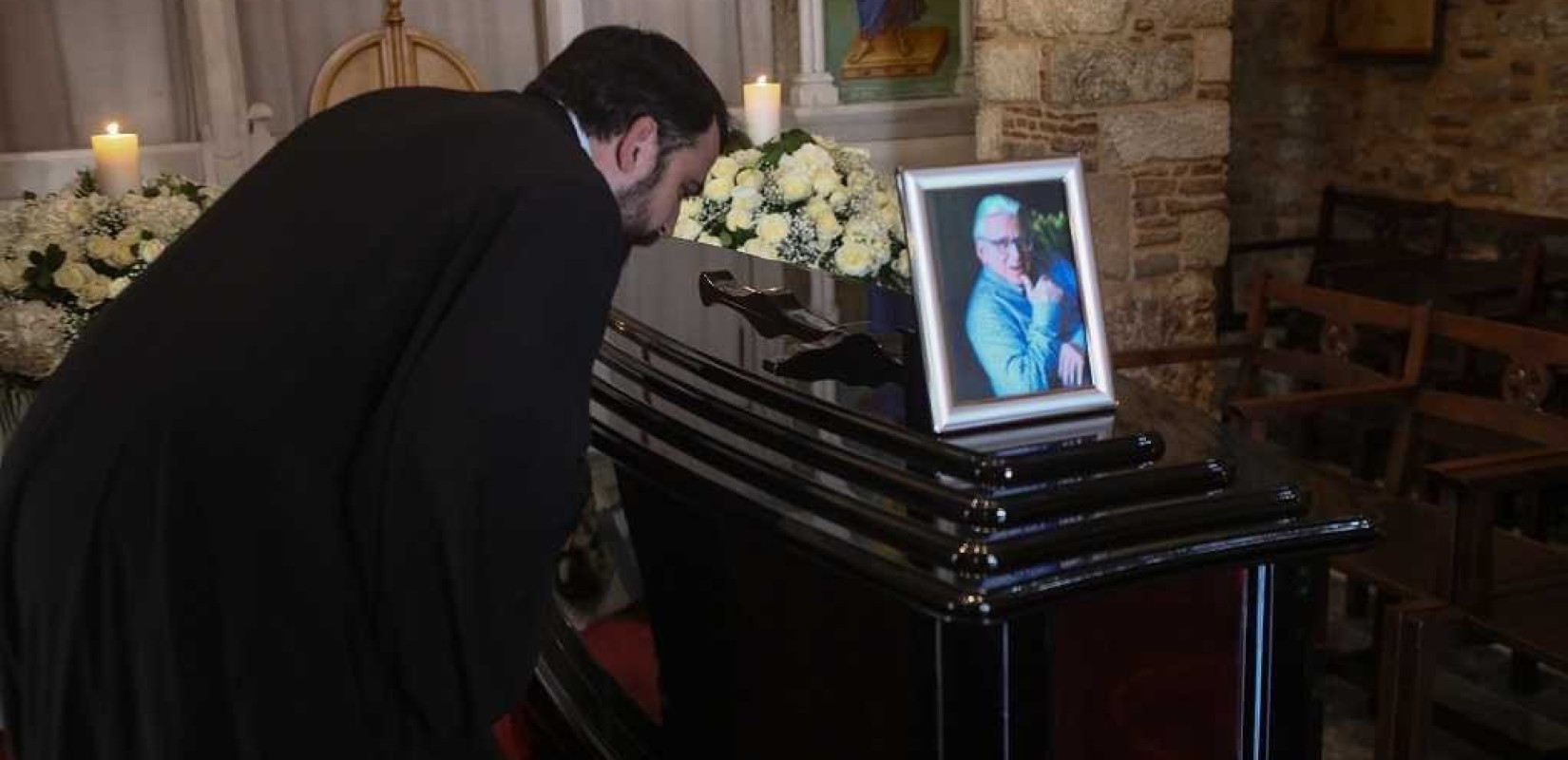 Κόσμος αποχαιρετά τον Κώστα Βουτσά (Φωτ.) 