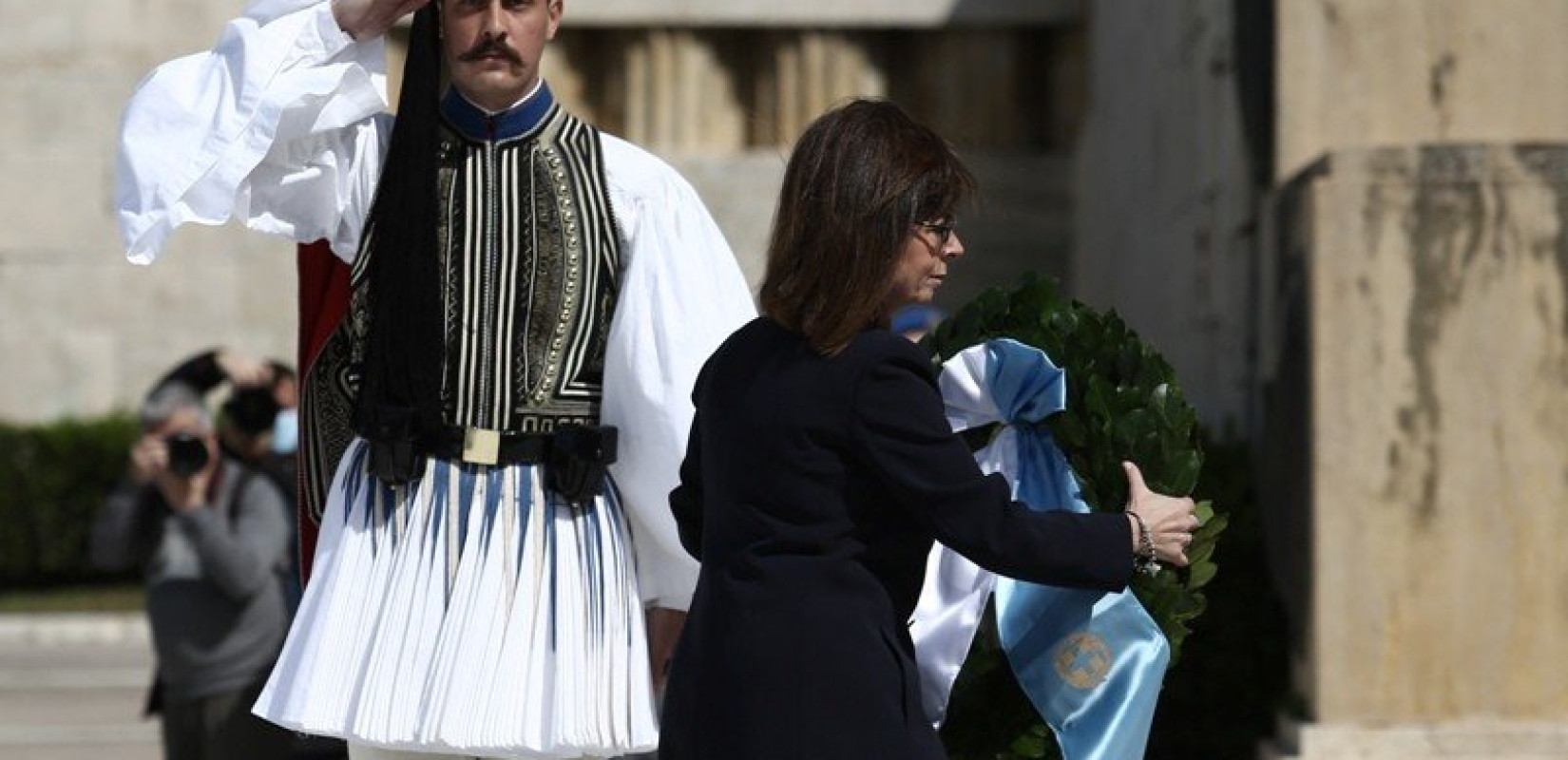 Κατέθεσε στεφάνι η Κατερίνα Σακελλαροπούλου στο Μνημείο του Άγνωστου Στρατιώτη Κατέθεσε στεφάνι η Κατερίνα Σακελλαροπούλου στο Μνημείο του Άγνωστου Στρατιώτη