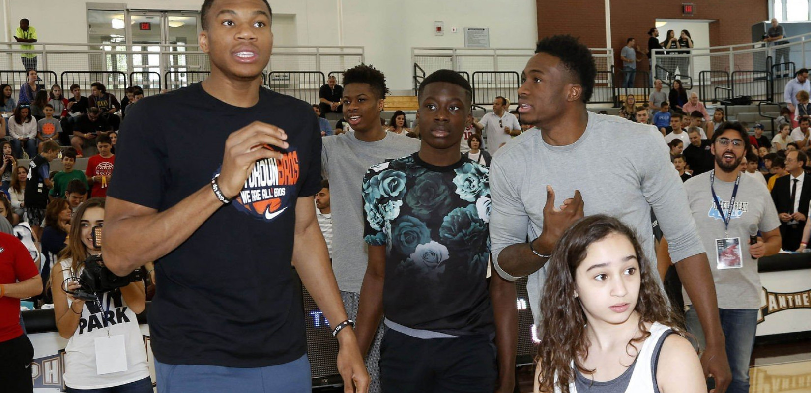 Η οικογένεια Αντετοκούνμπο δώρισε 10.000 μάσκες