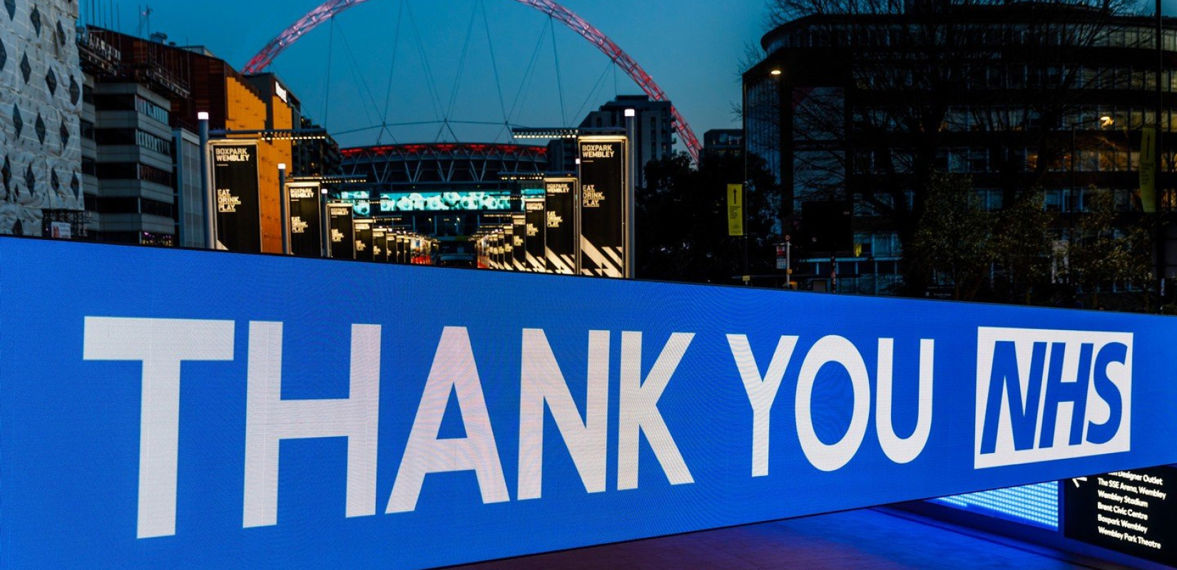 Αγγλία: Μία ολόκληρη γειτονιά χειροκροτάει διασώστρια που πηγαίνει στη δουλειά της (video)