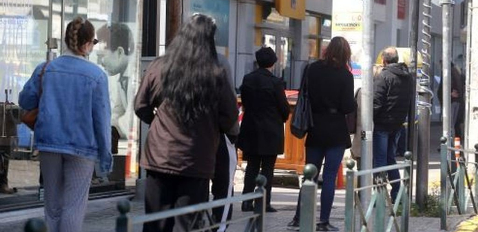 Θεσσαλονίκη: Ουρές έξω από τράπεζες για τις συντάξεις