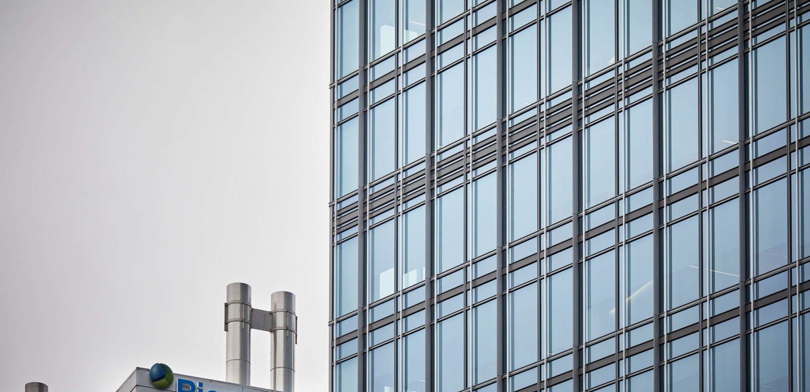 Η φαρμακοβιομηχανία με Έλληνα στο τιμόνι της, που διέσπειρε τον κορονοϊό στις ΗΠΑ 