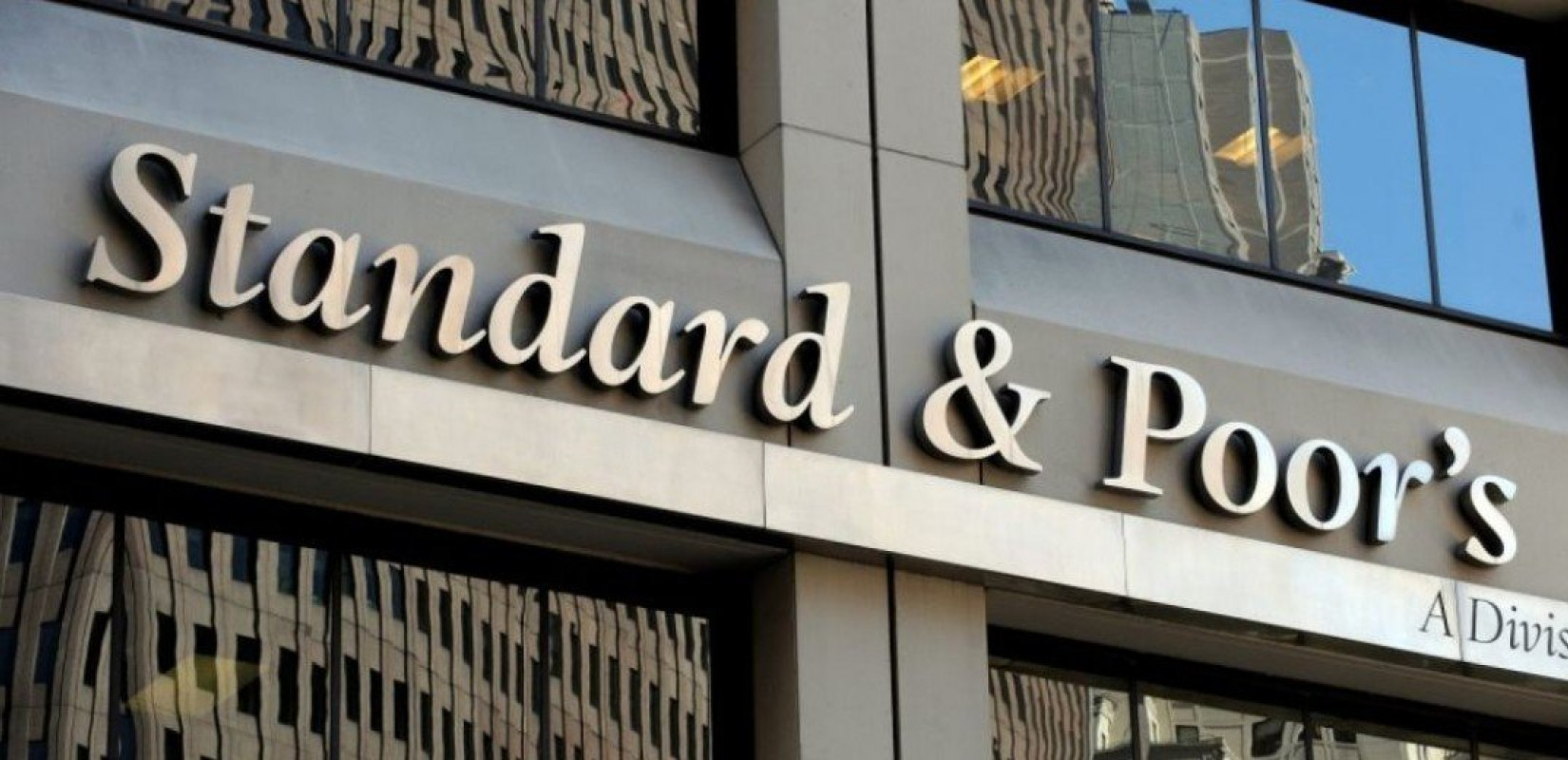 Standard & Poor's: Αναβάθμισε την ελληνική οικονομία κατά μία βαθμίδα στο BBB