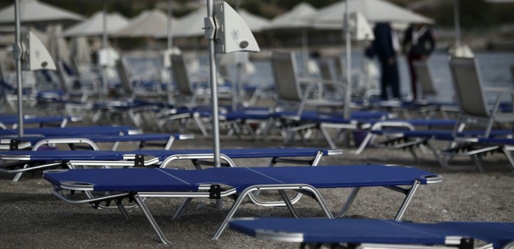 Ηλιοθεραπεία, ξαπλώστρες και μπάνιο στη θάλασσα την εποχή του κορονοϊού