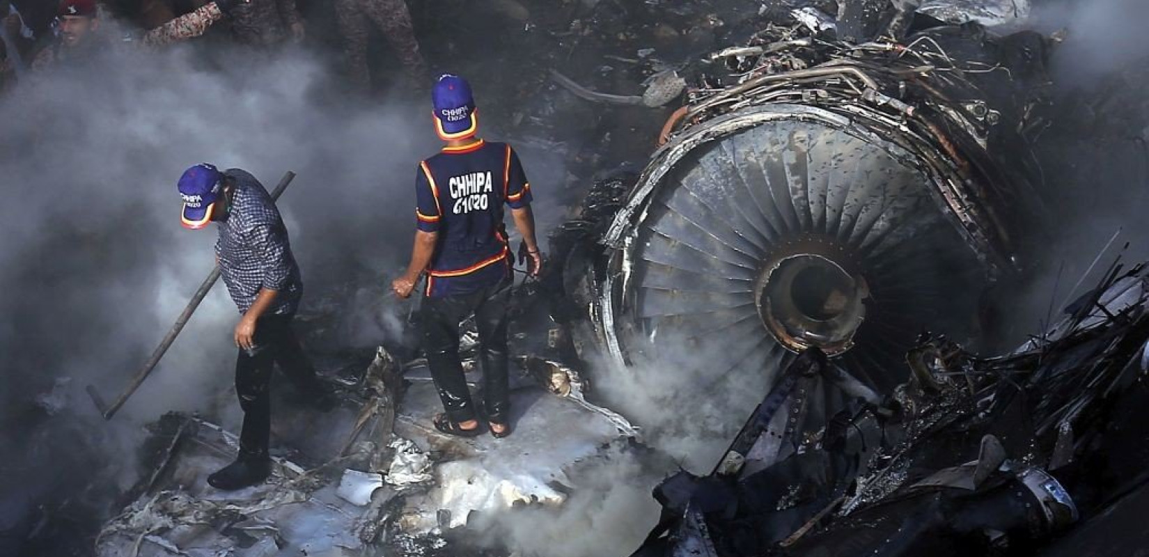 Πακιστάν: Ανασύρονται δεκάδες σοροί από το σημείο συντριβής του Airbus (βίντεο)