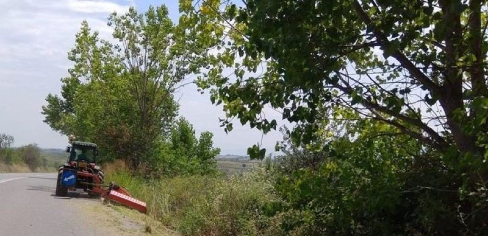 Θεσσαλονίκη: Συνεχίζονται οι εργασίες κοπής πρασίνου στην Εθνική Οδό Θεσσαλονίκης-Νέων Μουδανιών