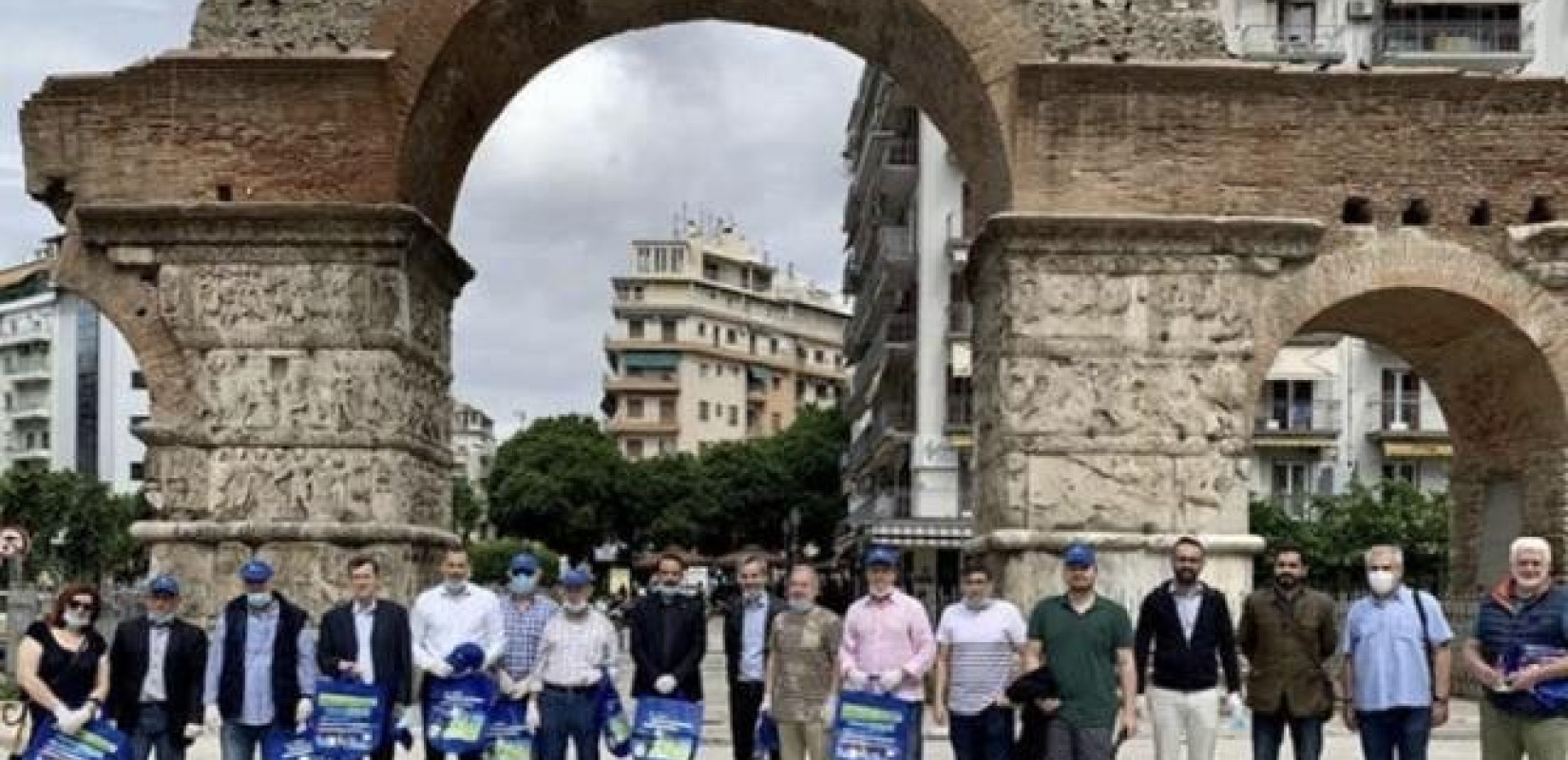 Θεσσαλονίκη: Παλαίμαχοι ποδοσφαιριστές καθάρισαν την πλατεία Ναυαρίνου 