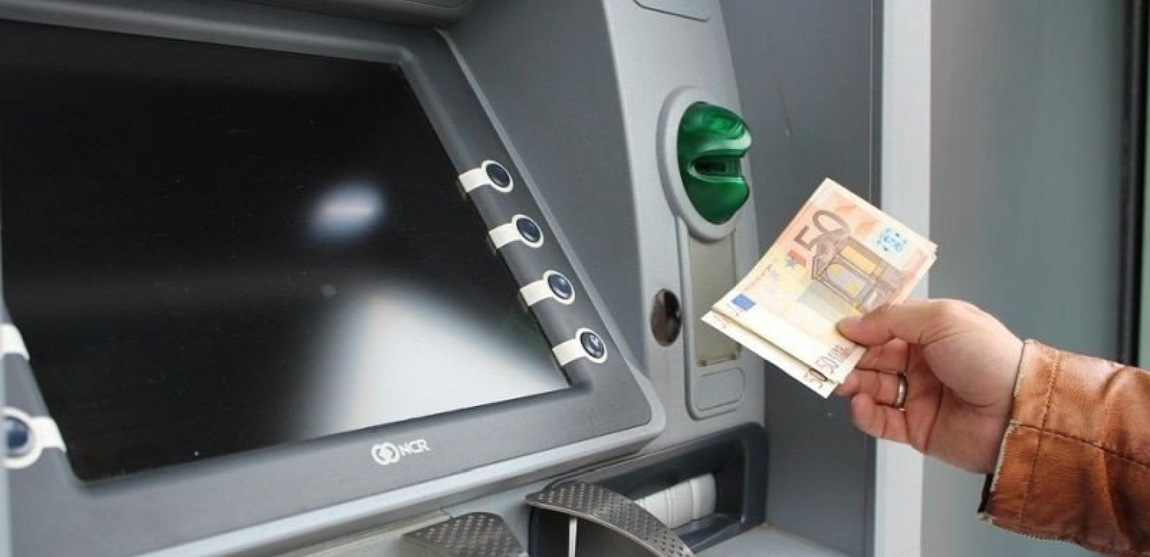 ΚΚΕ: Η τροπολογία της κυβέρνησης αφήνει «πόρτες και παράθυρα» για να συνεχιστεί η κλοπή στις τραπεζικές καταθέσεις