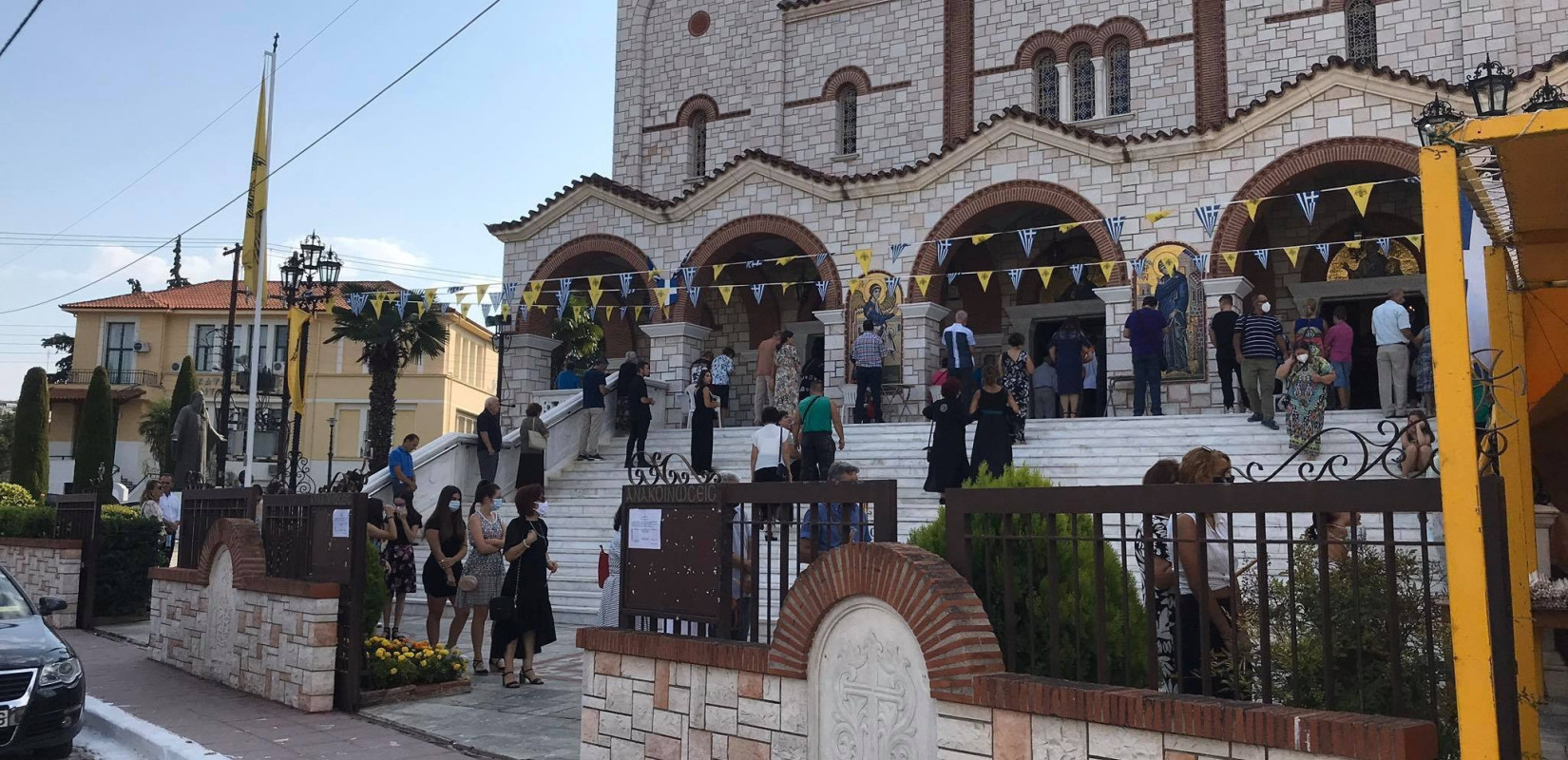 Ουρές στη Μηχανιώνα έξω από την Παναγία Φανερωμένη (Φωτ.)