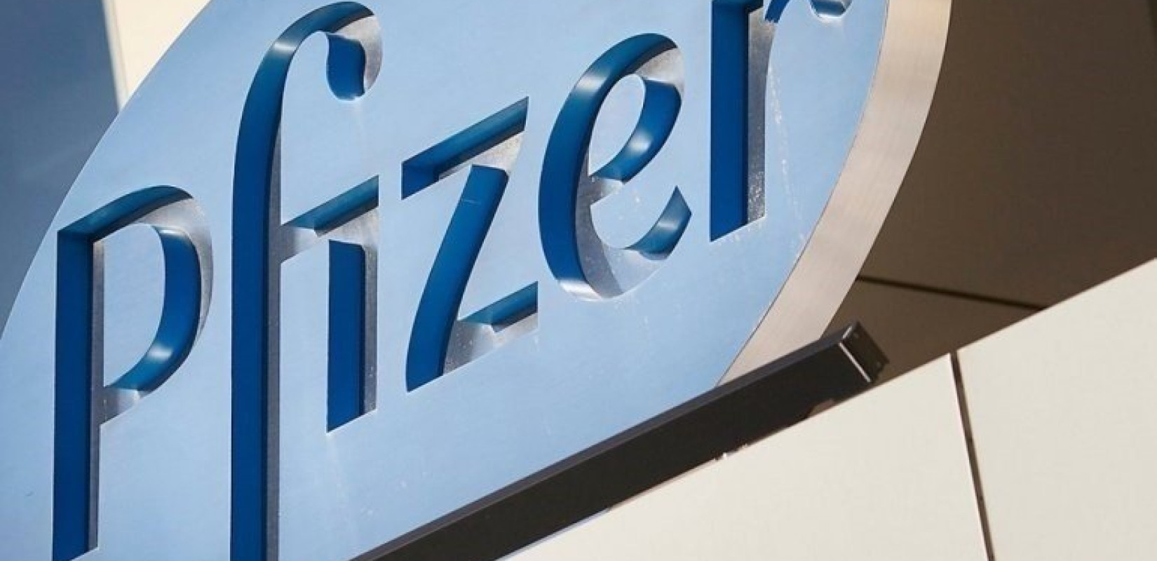 Pfizer: "Φρένο" στην παράδοση εμβολίων για τα κράτη της ΕΕ