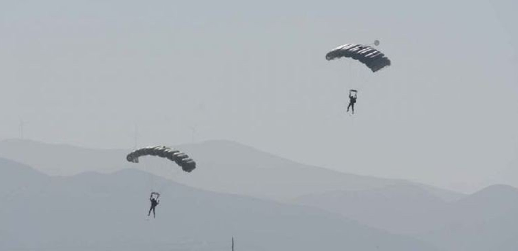 Άλματα ελεύθερης πτώσης και στατικού ιμάντα για τον αλεξιπτωτιστή που σκοτώθηκε στη Νέα Πέραμο 