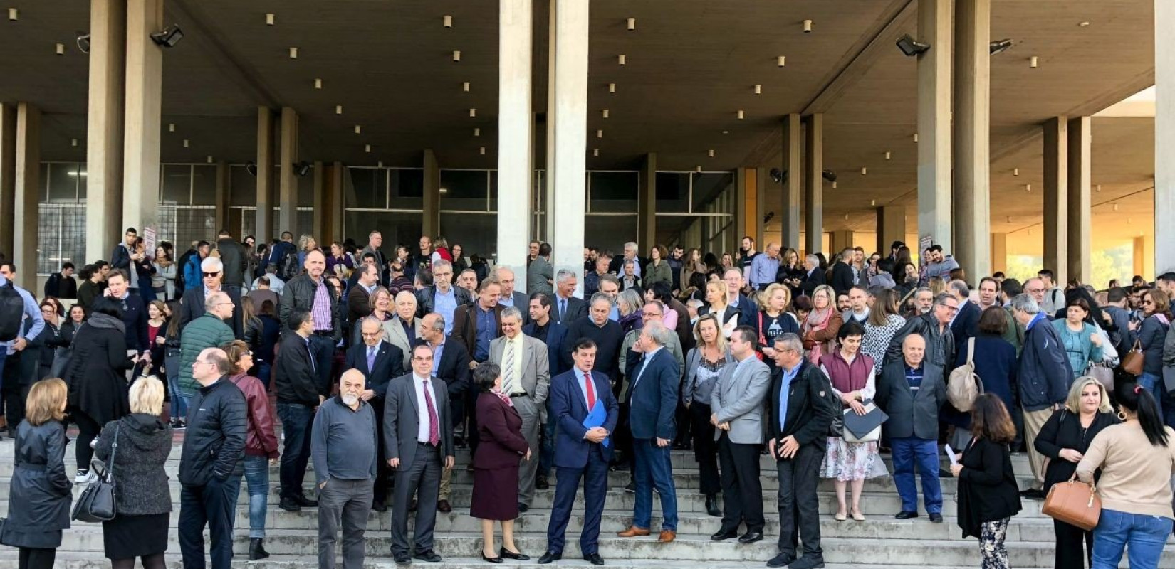 Και πάλι στη Φιλοσοφική ο ﻿«Ρουβίκωνας» - Δυναμικό παρών της πανεπιστημιακής κοινότητας