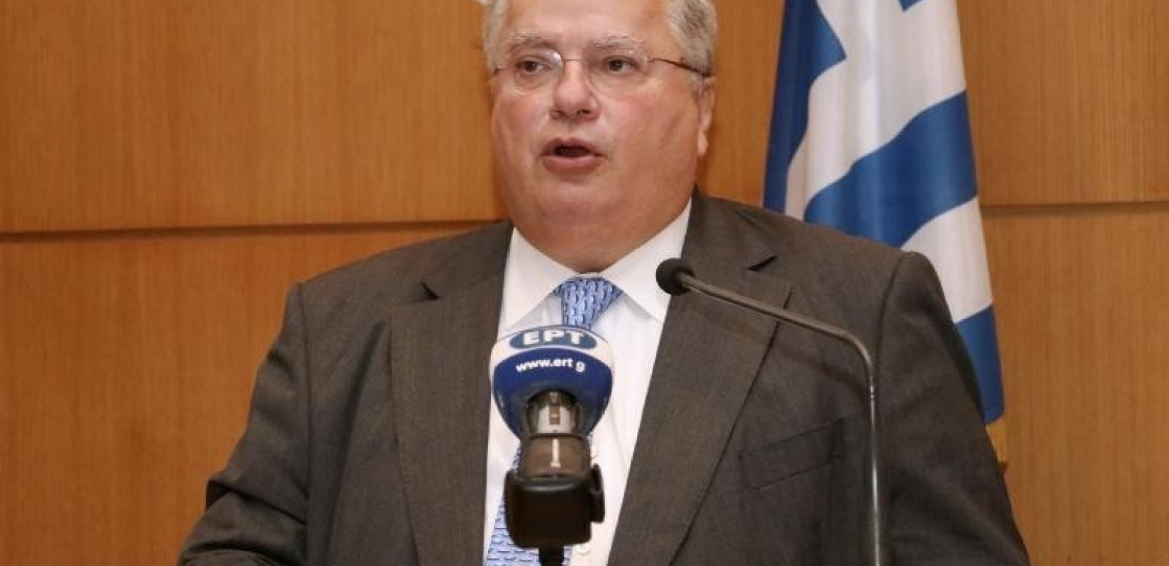 Ο πρώην ΥΠΕΞ Ν. Κοτζιάς διαψεύδει τους ισχυρισμούς της Β. Μακεδονίας για τη φανέλα της εθνικής ομάδας 