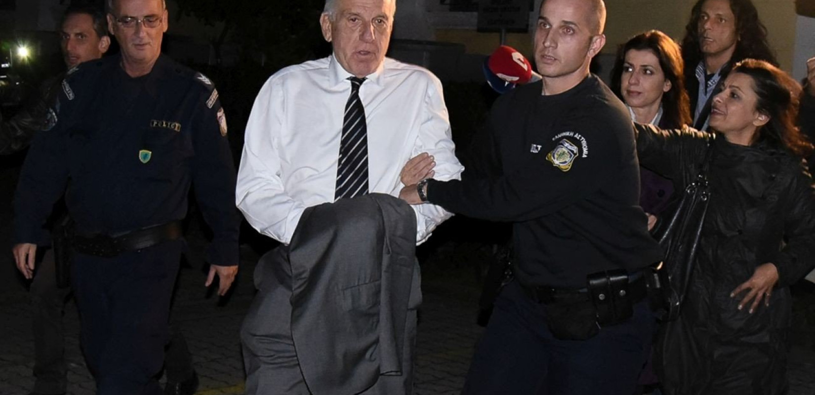 Την παραπομπή σε δίκη του Γ. Παπαντωνίου και της συζύγου του ζητά ο εισαγγελέας