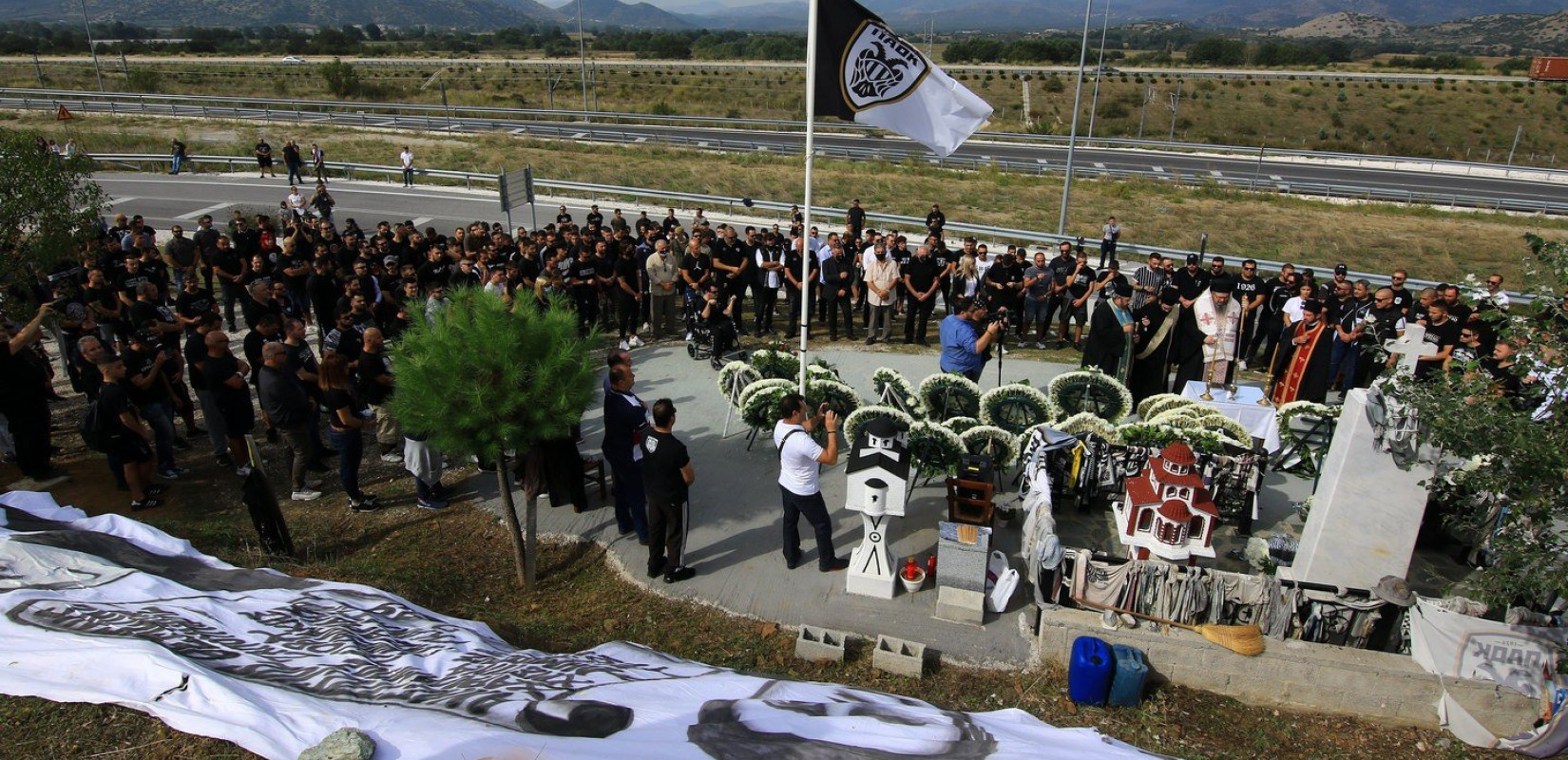 ΠΑΟΚ: Επιμνημόσυνη δέηση στα Τέμπη (βίντεο)