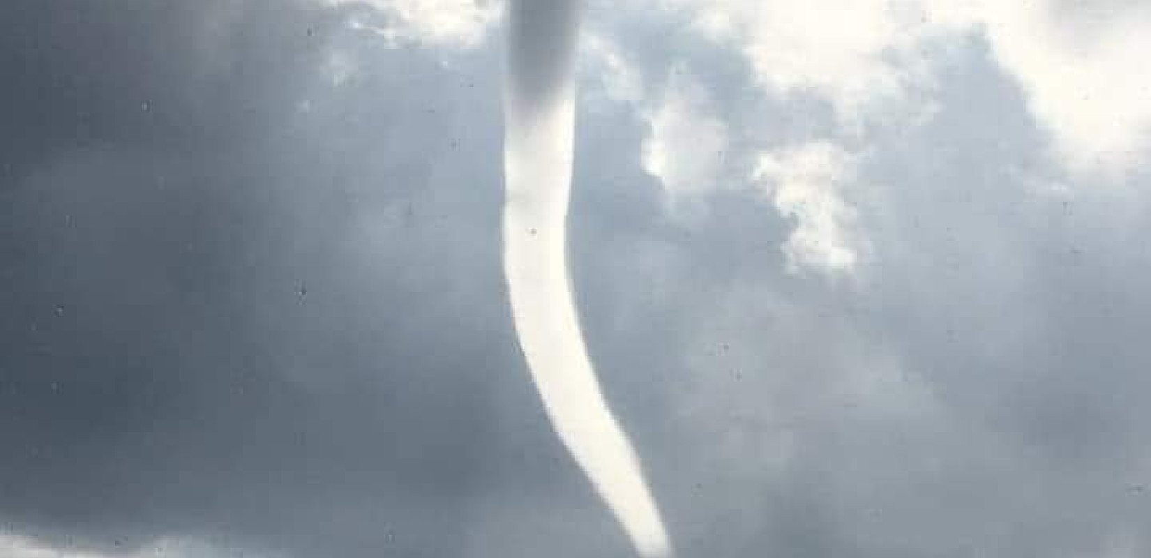 Χαλκιδική: Εντυπωσιακός υδροστρόβιλος σχηματίστηκε στη Ποτίδαια 