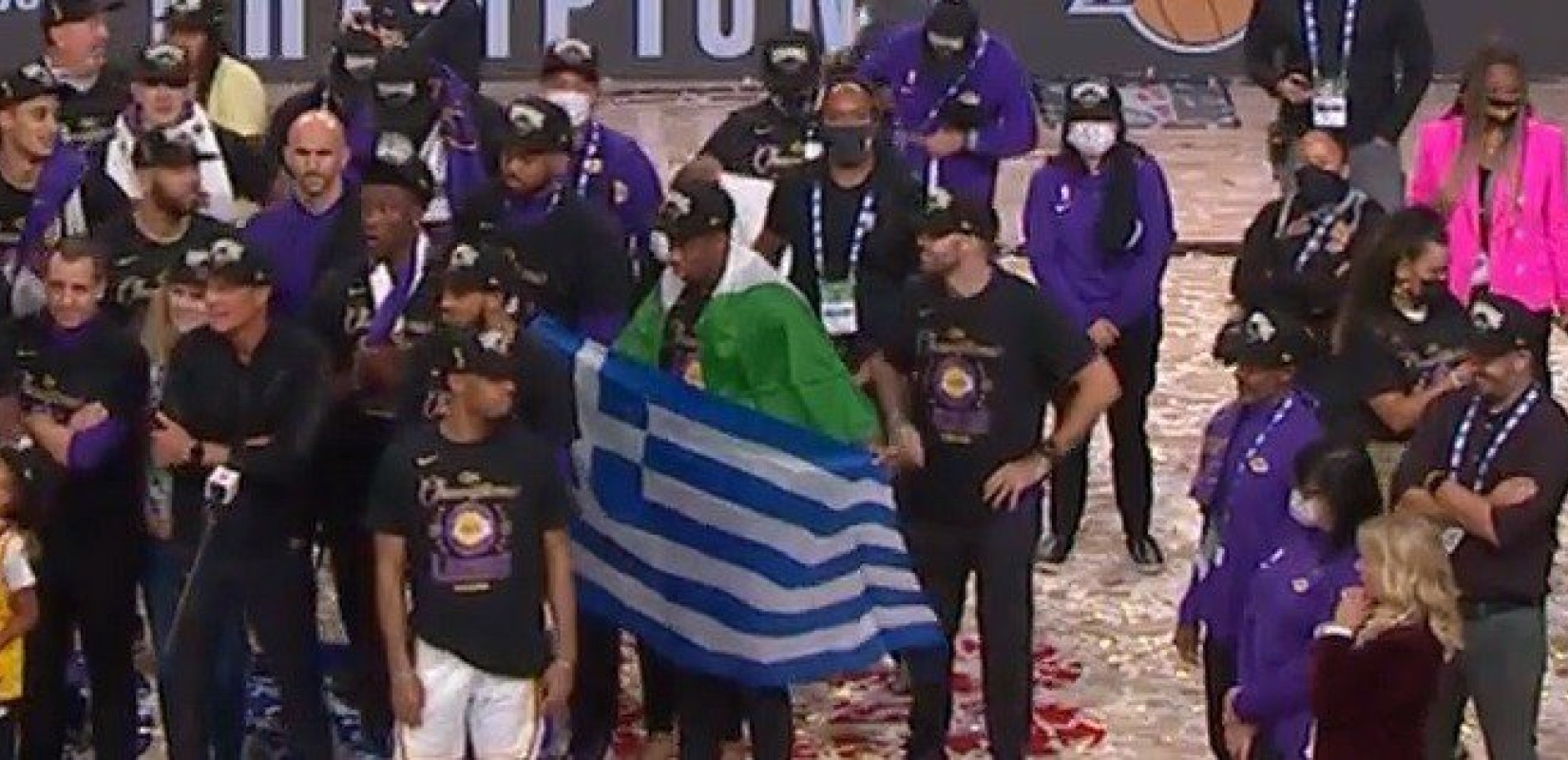 ΝΒΑ: Ο Κώστας Αντετοκούνμπο πανηγύρισε με ελληνική σημαία την κατάκτηση του τίτλου (βίντεο)