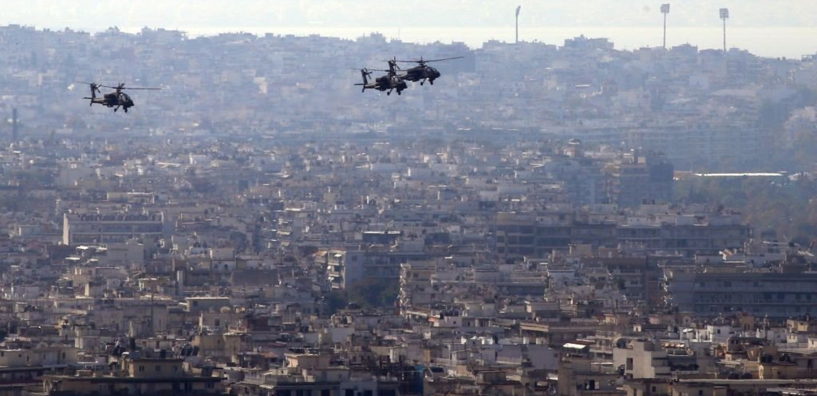 Ελικόπτερα της αεροπορίας στρατού πετούν την ώρα που καταθέτει στεφάνι η Κ. Σακελλαροπούλου (βίντεο, φωτ.)