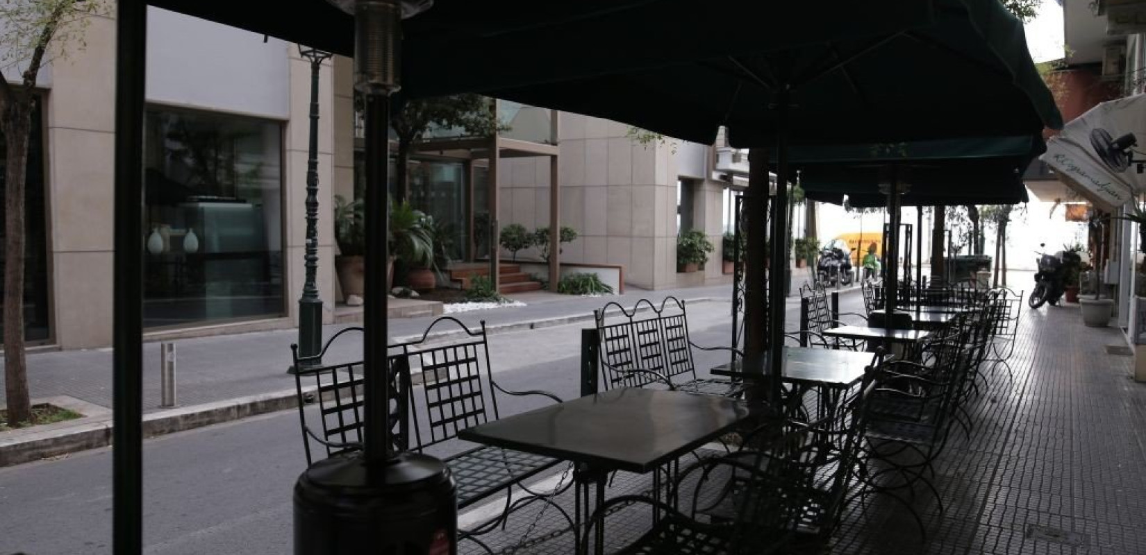 Lockdown στη Θεσσαλονίκη: Κατεβάζουν ρολά λιανεμπόριο, εστίαση -Κλειστές και οι εκκλησίες