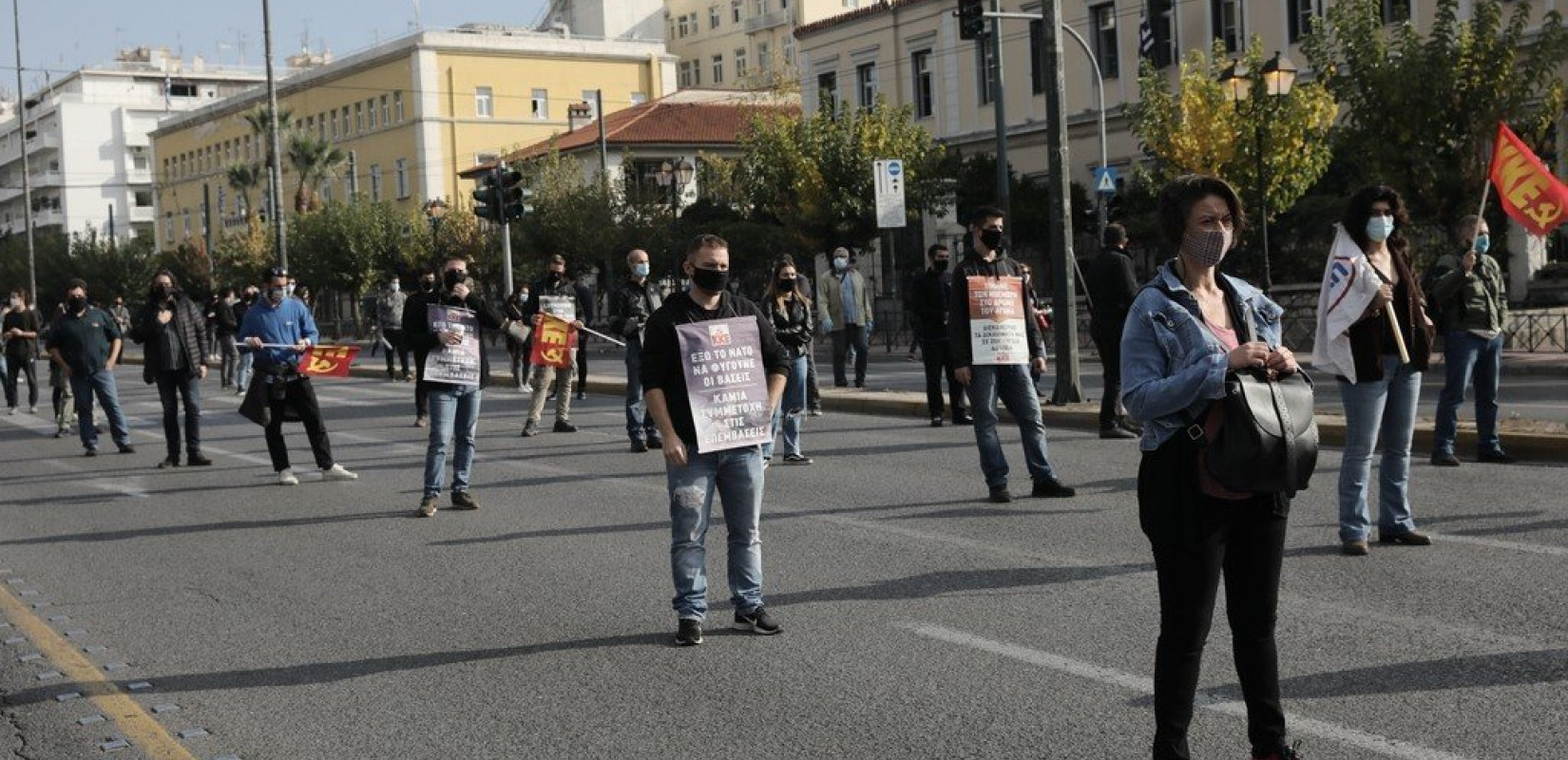 Συγκέντρωση του ΚΚΕ με τη συμμετοχή περίπου 200 ατόμων έξω από το σταθμό μετρό του Μεγάρου Μουσικής