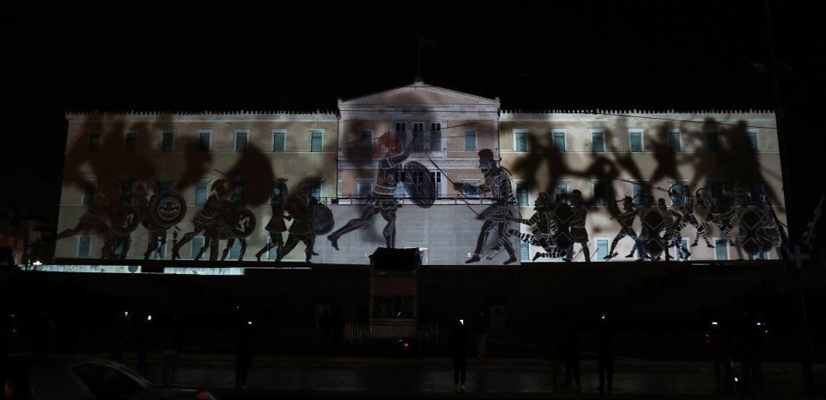 Η προσφορά των Ενόπλων Δυνάμεων «ζωντάνεψε» στην πρόσοψη της Βουλής