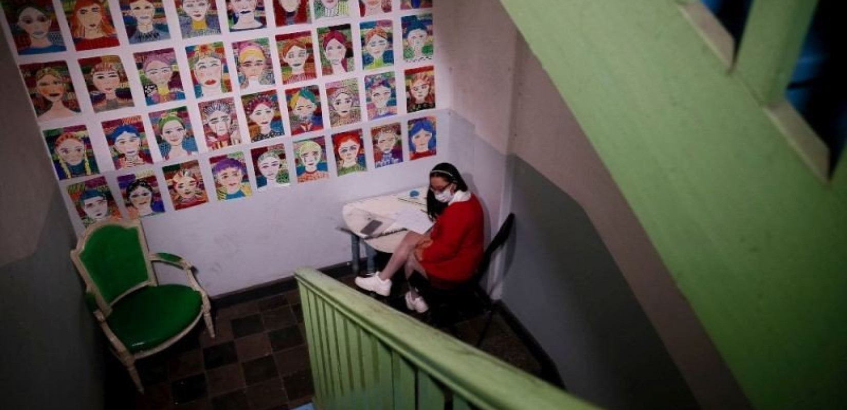 Θεσσαλονίκη: Κορίτσι με σύνδρομο Down μετέτρεψε κλιμακοστάσιο οικοδομής σε έκθεση ζωγραφικής	