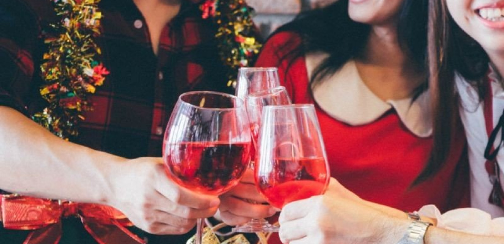 Καταγγελίες για ξενοδοχείο που ετοιμάζει ρεβεγιόν με μπουφέ για Χριστούγεννα και Πρωτοχρονιά (Βίντεο)