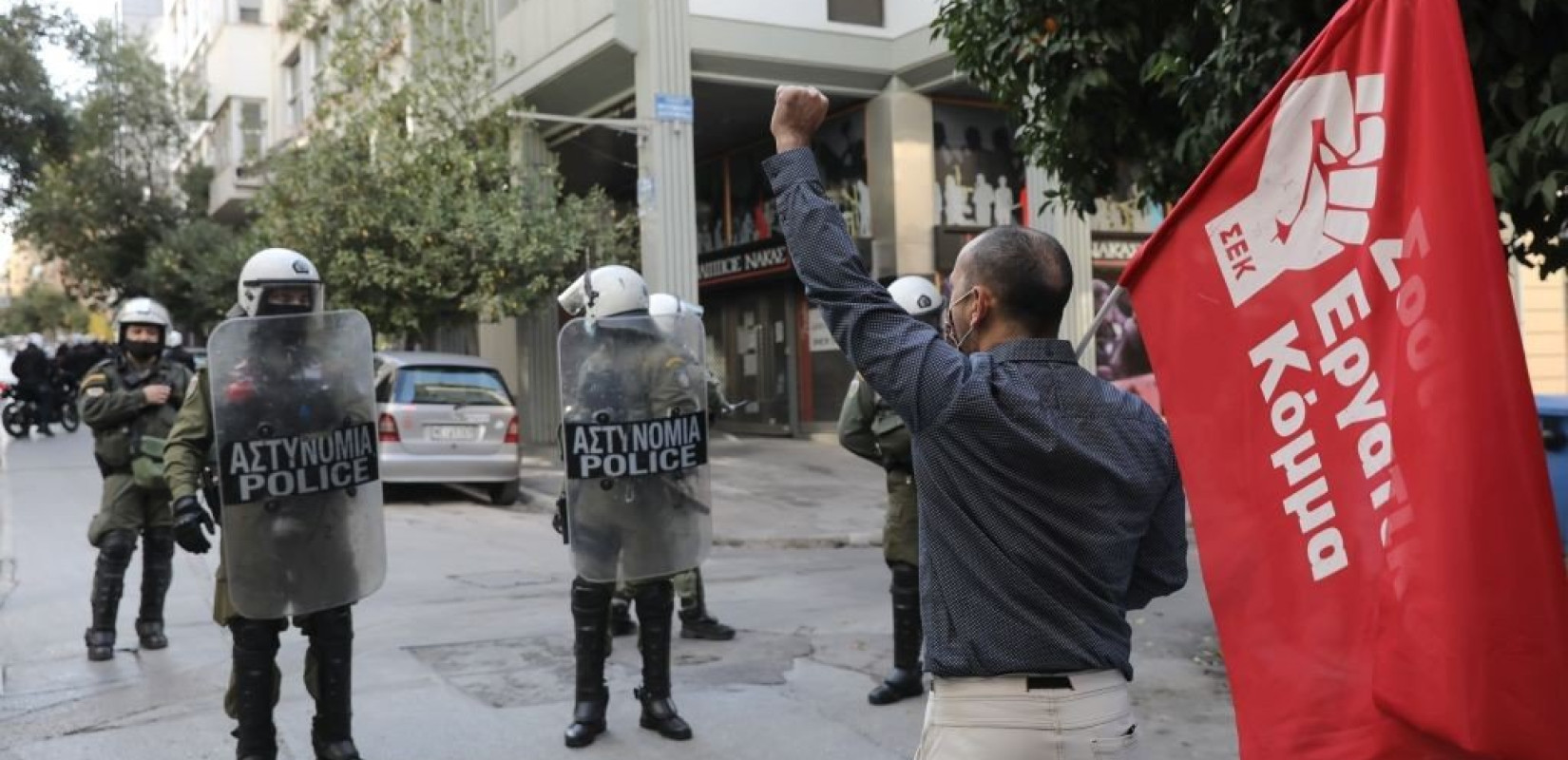 Διαδικασίες για πειθαρχική τιμωρία του άνδρα των ΜΑΤ που "έπαιξε" με λουλούδια στο μνημείο του Αλ. Γρηγορόπουλου