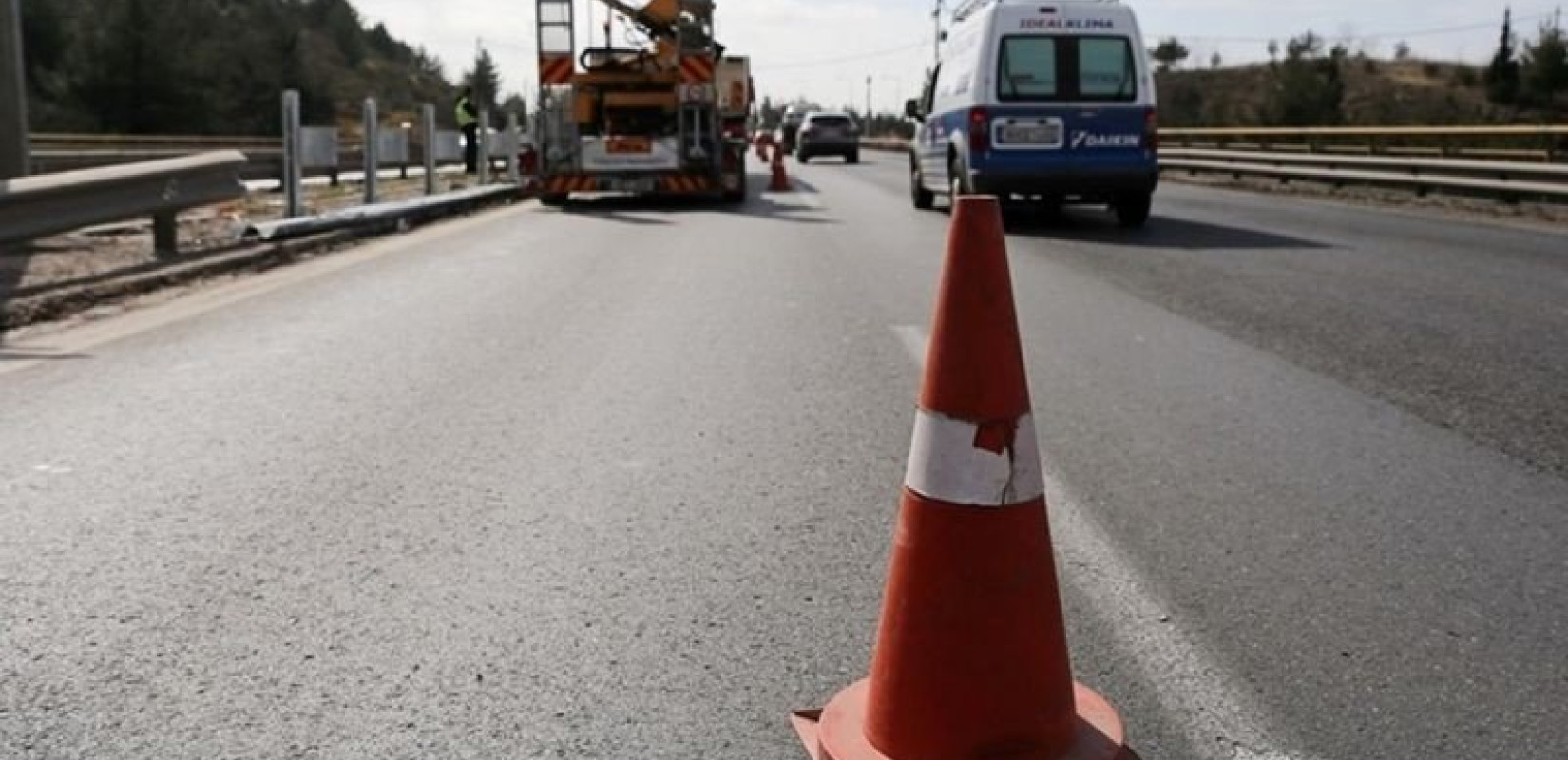 Εργασίες αντικατάστασης στηθαίων ασφαλείας στην 28η και την 30η Επαρχιακή Οδό 