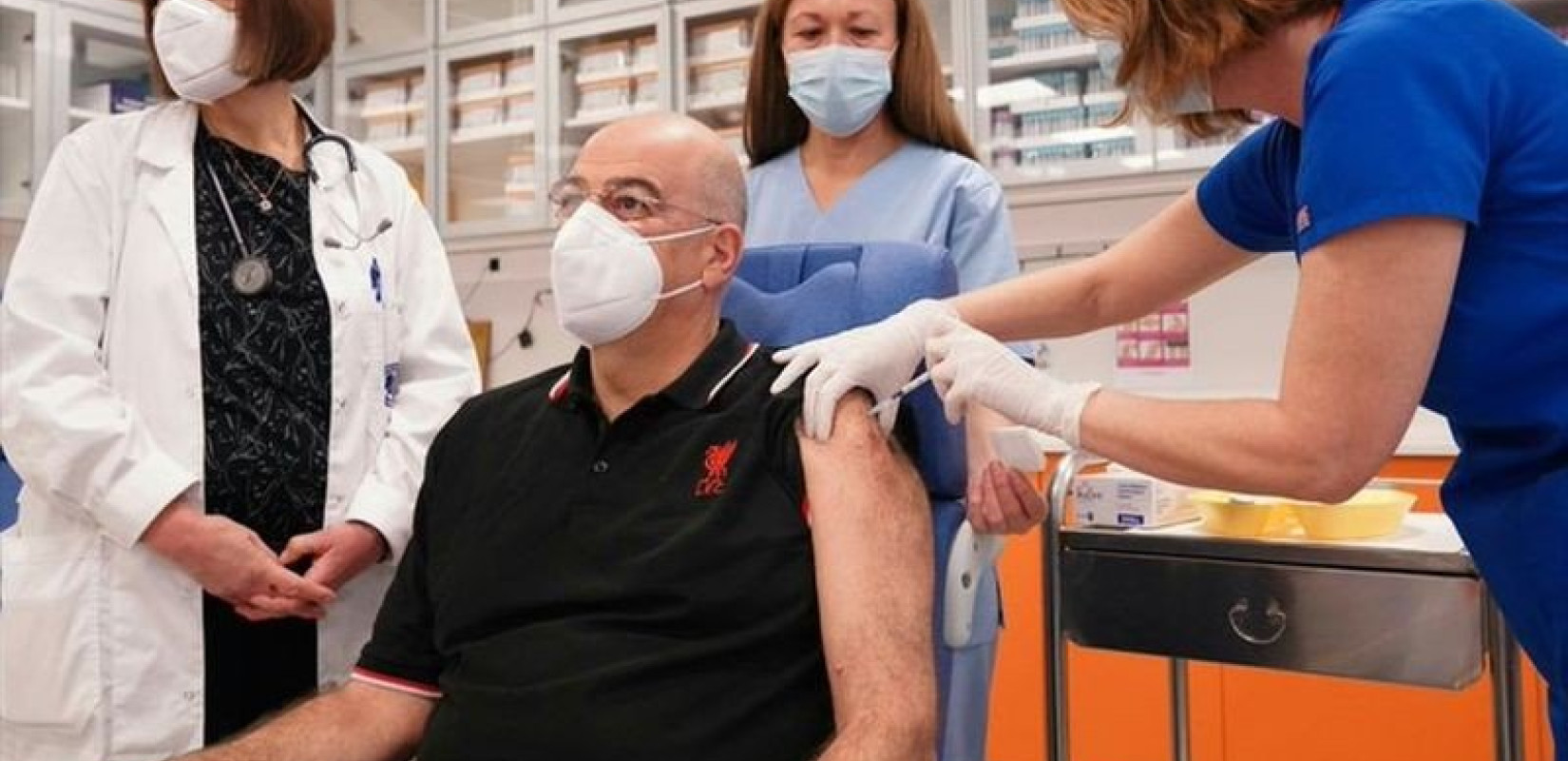 Εμβολιάστηκε ο Νίκος Δένδιας	