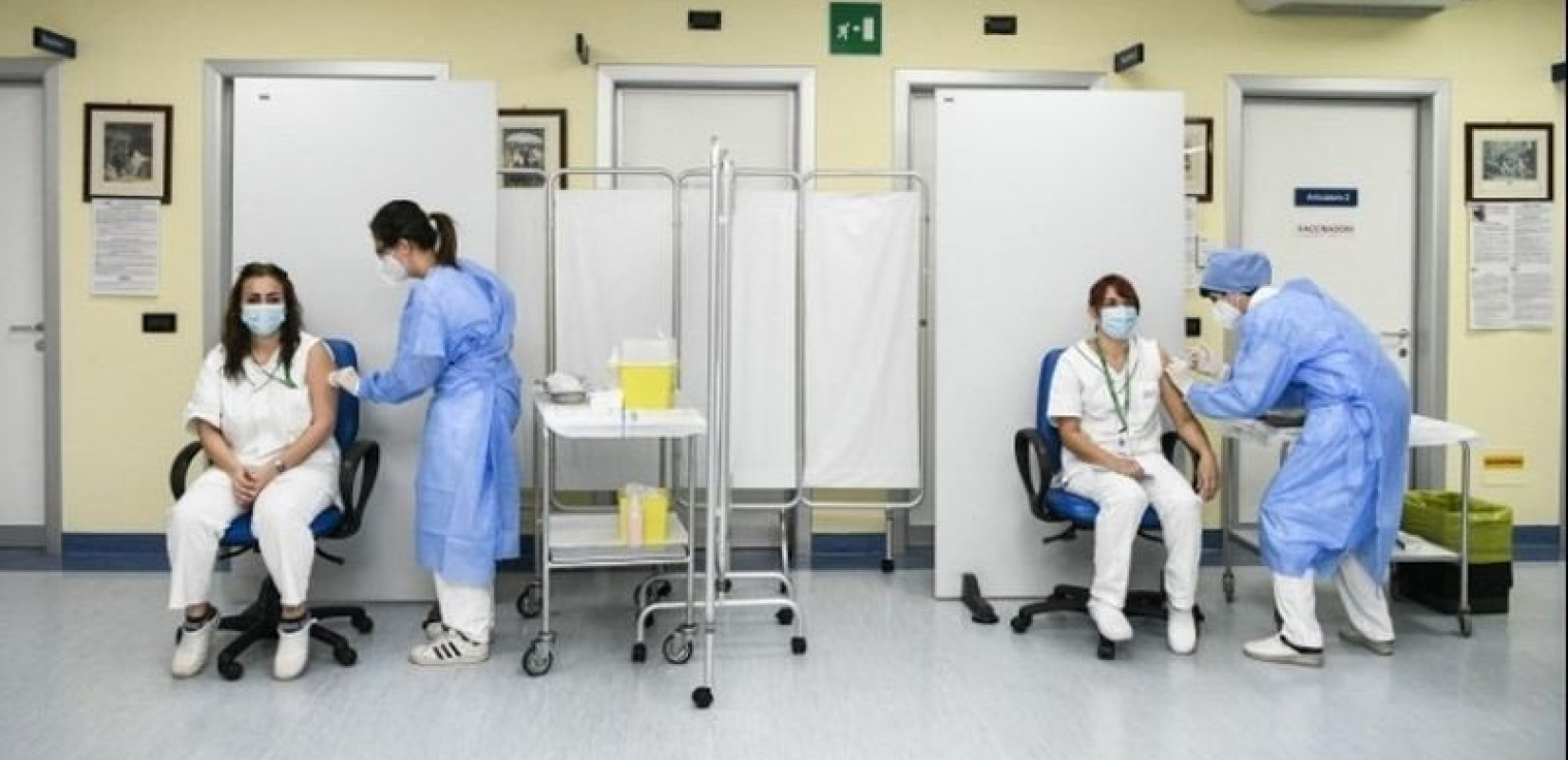 Οι Ευρωπαίοι «σηκώνουν το μανίκι» και εμβολιάζονται