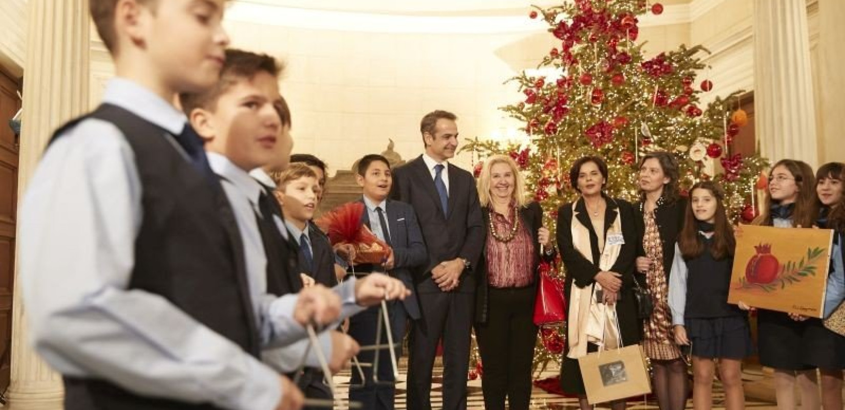 Ο πρωθυπουργός θα ακούσει τα κάλαντα των Χριστουγέννων διαδικτυακά