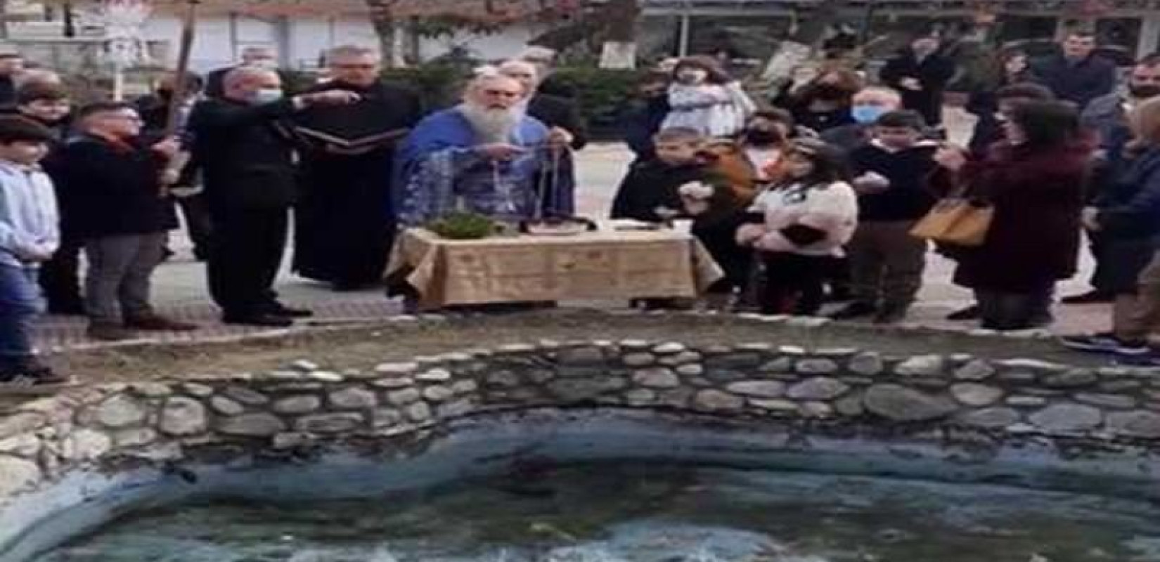 Σε ουτοπία παπάς και πιστοί στο Αρσένι Πέλλας-Έκαναν Θεοφάνια «αγκαλιά», χωρίς μάσκες και με παιδιά να βουτούν για τον Σταυρό (βίντεο)