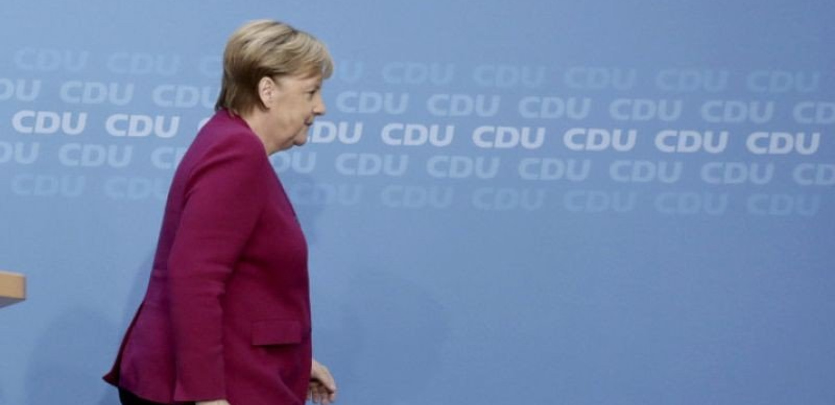 Ο Γιούνκερ αποκάλυψε σε ντοκυμαντέρ την αιτία για το "τρέμουλο" της Μέρκελ