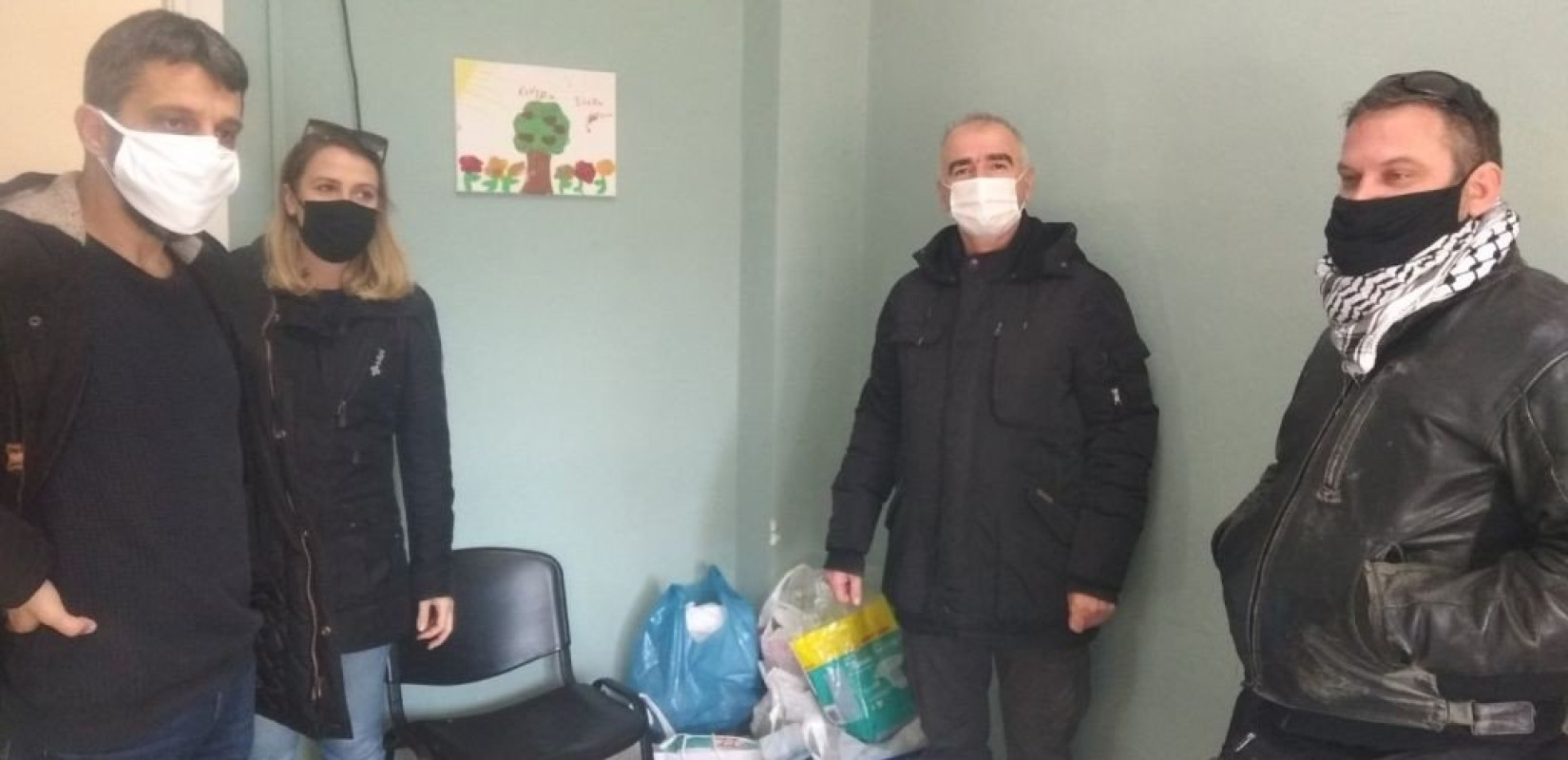 Φάρμακα και παιχνίδια παρέδωσε το ΠΑΜΕ στη δομή προσφύγων στα Διαβατά