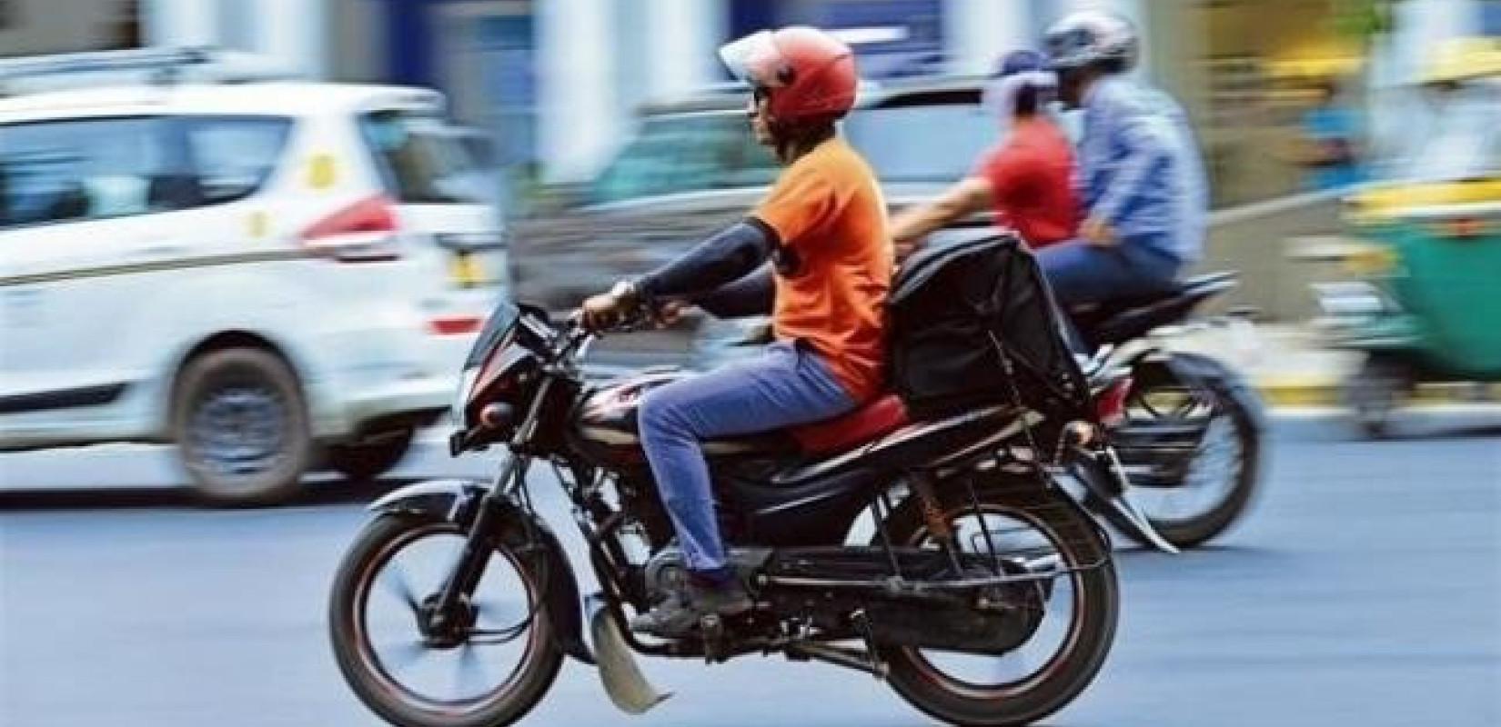 Μοτοσικλέτα, κράνος και εξοπλισμός στους διανομείς -Η ανάρτηση Μητσοτάκη