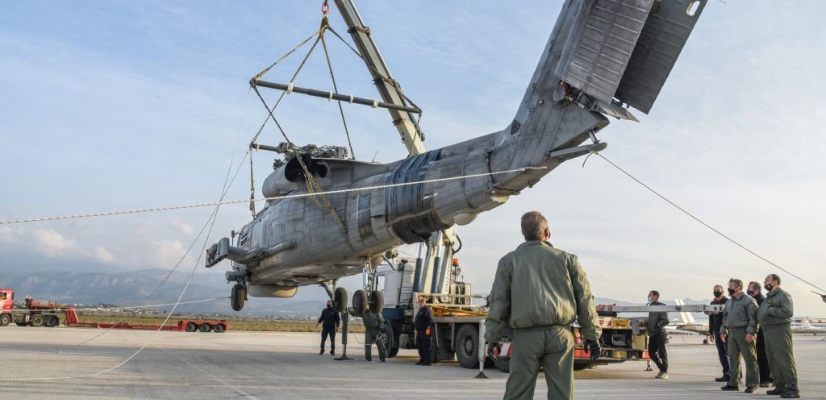 Εντυπωσιακές εικόνες από τη μεταφορά ελικοπτέρου του Πολεμικού Ναυτικού (φωτ.)