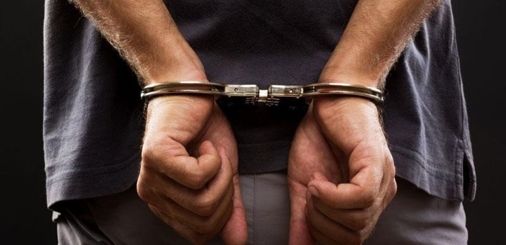 Τον σταμάτησαν για έλεγχο και βρήκαν πάνω του χασίς