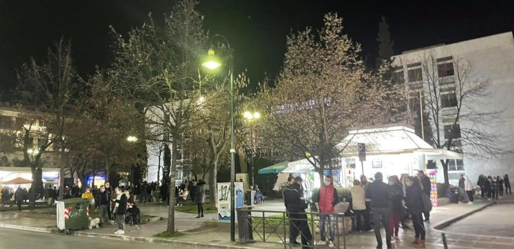 Γέμισαν με κόσμο οι πλατείες στη Λάρισα μετά τον νέο σεισμό (βίντεο & φωτ.) Γέμισαν με κόσμο οι πλατείες στη Λάρισα μετά τον νέο σεισμό (βίντεο & φωτ.)