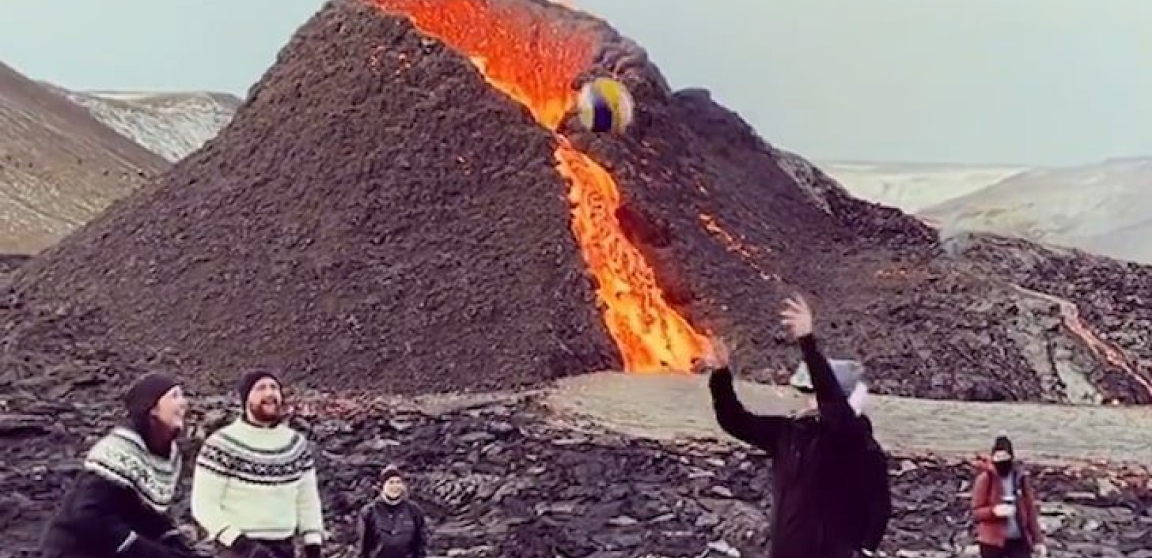 Ισλανδία: Έπαιζαν βόλεϊ λίγα μέτρα μακριά από ηφαίστειο που εκτόξευε λάβα (βίντεο)