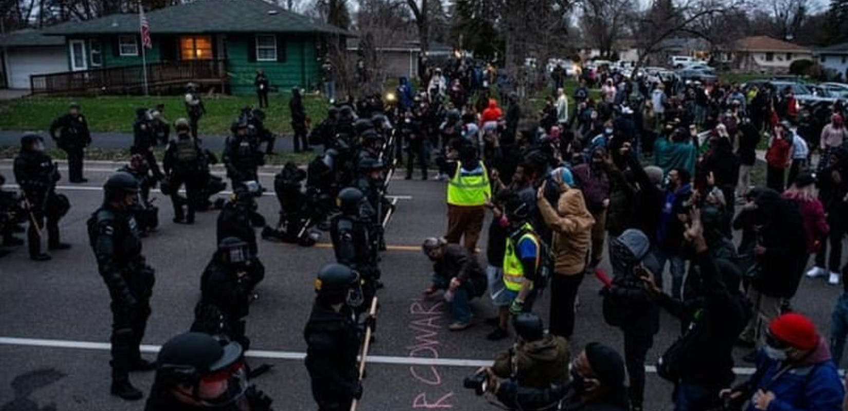 ΗΠΑ: Επεισόδια και οργή στη Μινεάπολη, μετά τον θάνατο νεαρού Αφροαμερικανού από πυρά αστυνομικού (Φωτ.)