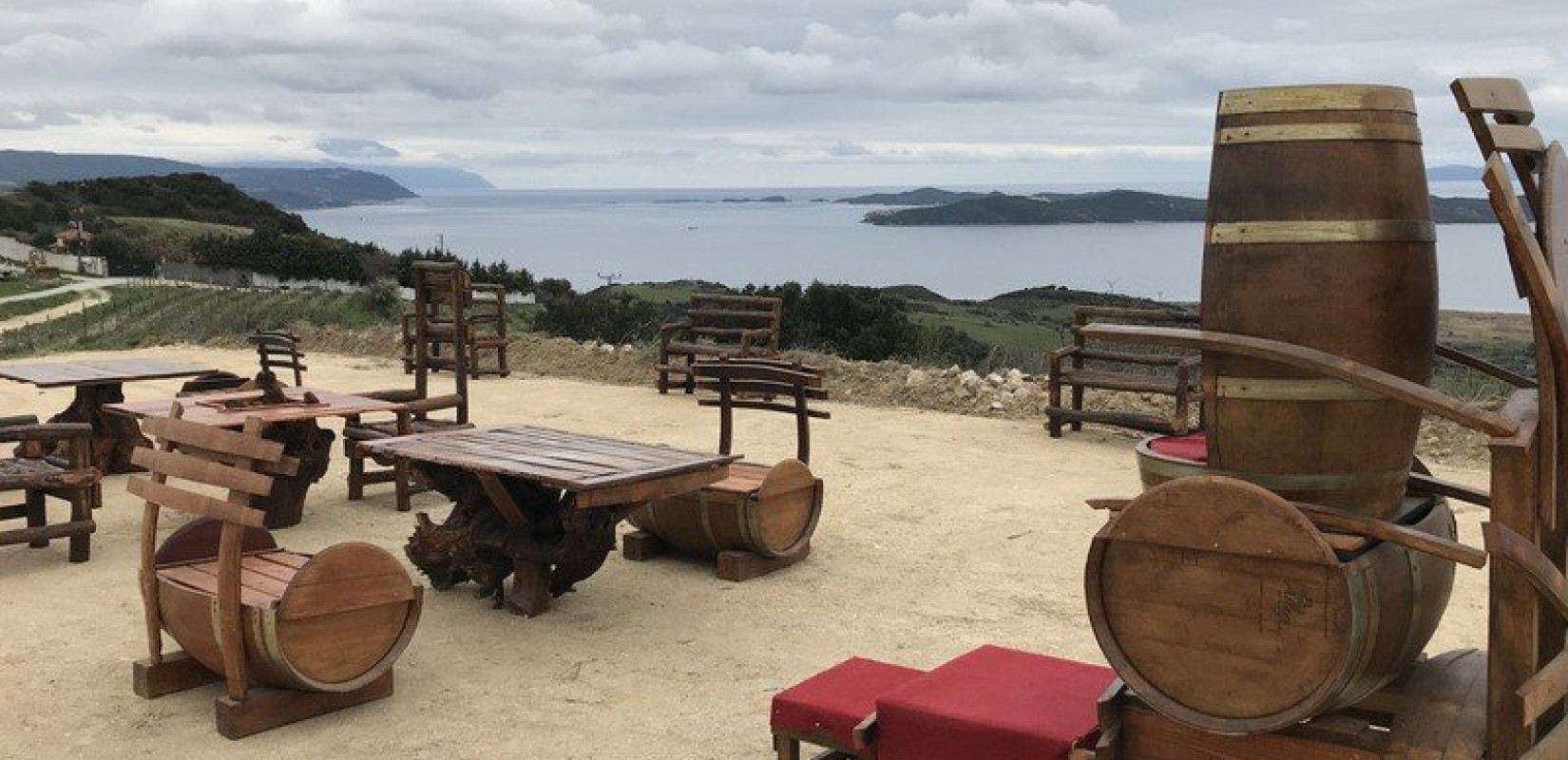  «Θρόνος του Ξέρξη» από βαρέλια κρασιού, στην διώρυγά του στην Χαλκιδική (Φωτ.)