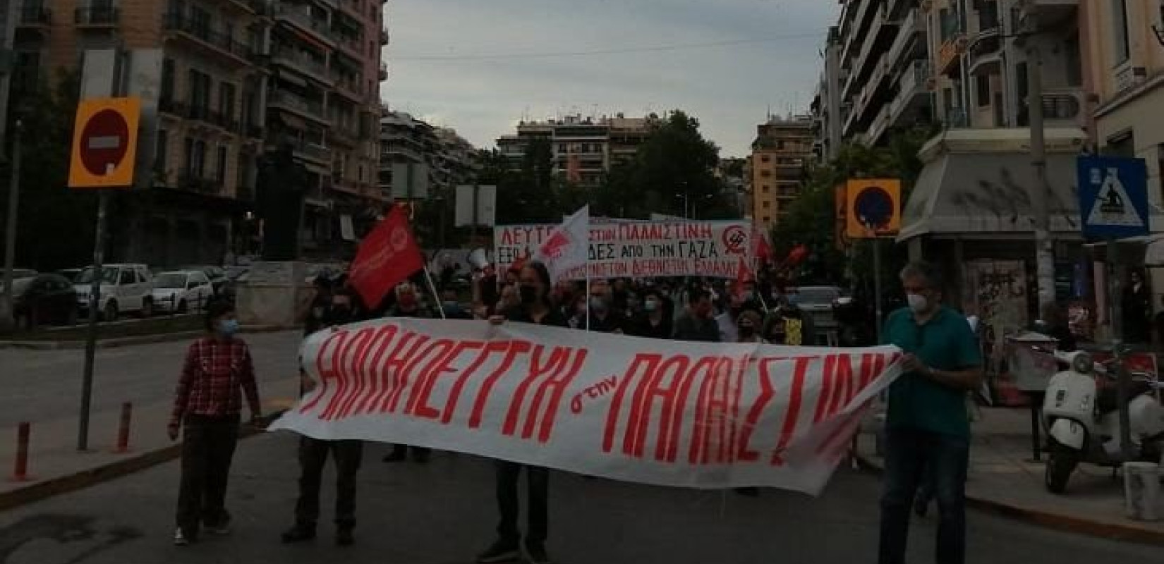 Θεσσαλονίκη: Κυκλοφοριακό "έμφραγμα" στο κέντρο - Πορεία αιφνιδίασε την τροχαία και μπλόκαρε κεντρικές οδικές αρτηρίες (βίντεο & φωτ.)