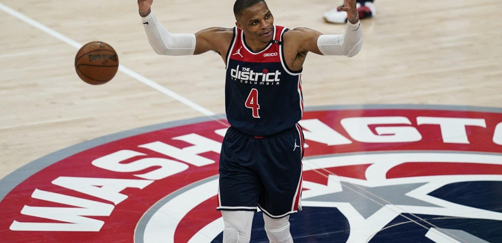 NBA: Ο Ράσελ Γουέστμπρουκ γράφει ιστορία (βίντεο)