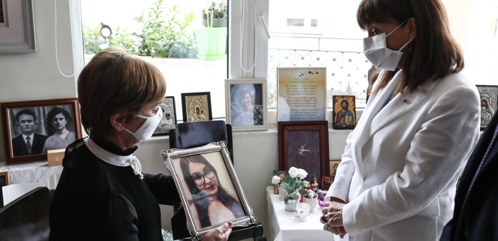 H συγκινητική επίσκεψη της Κατερίνας Σακελλαροπούλου στο σπίτι της Ελένης Τοπαλούδη στο Διδυμότειχο (φωτ.)