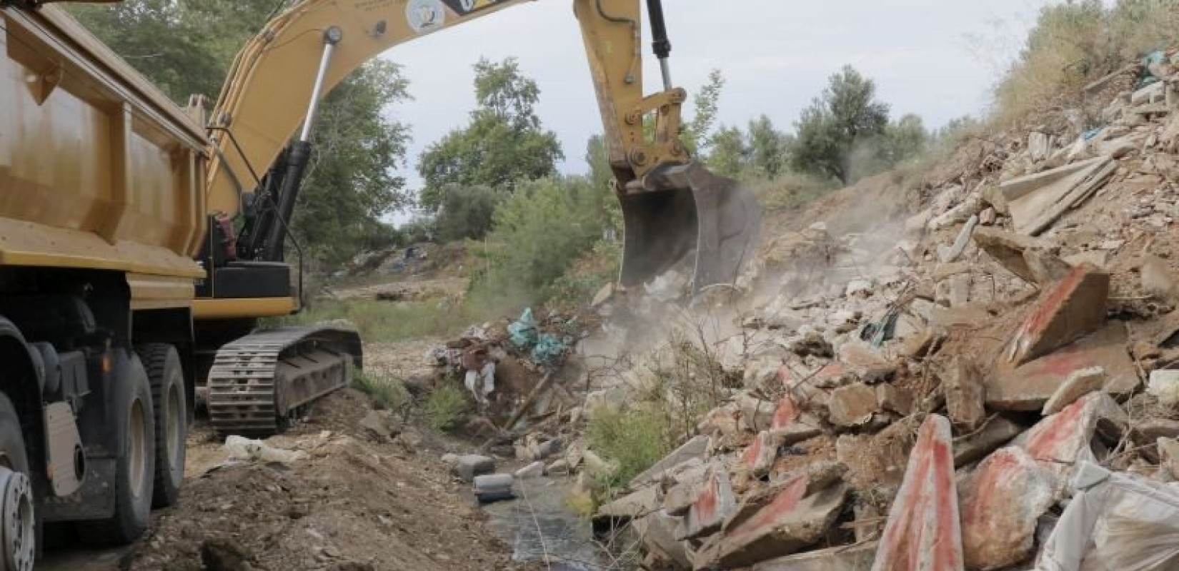 Κοζάνη: Εργαζόμενοι της Περιφέρειας Δυτικής Μακεδονίας συνελήφθησαν για ρίψη μπάζων στην λίμνη Πολυφύτου (βίντεο)