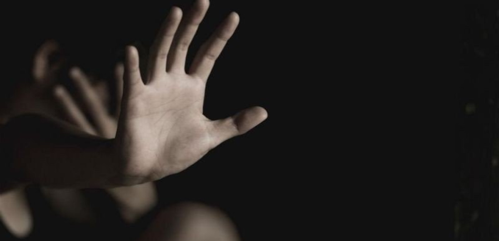 Φρίκη στα Πετράλωνα: Δύο αδέρφια καταγγέλλουν τον πατέρα τους για σεξουαλική κακοποίηση και τη μητέρα τους για συγκάλυψη (βίντεο)