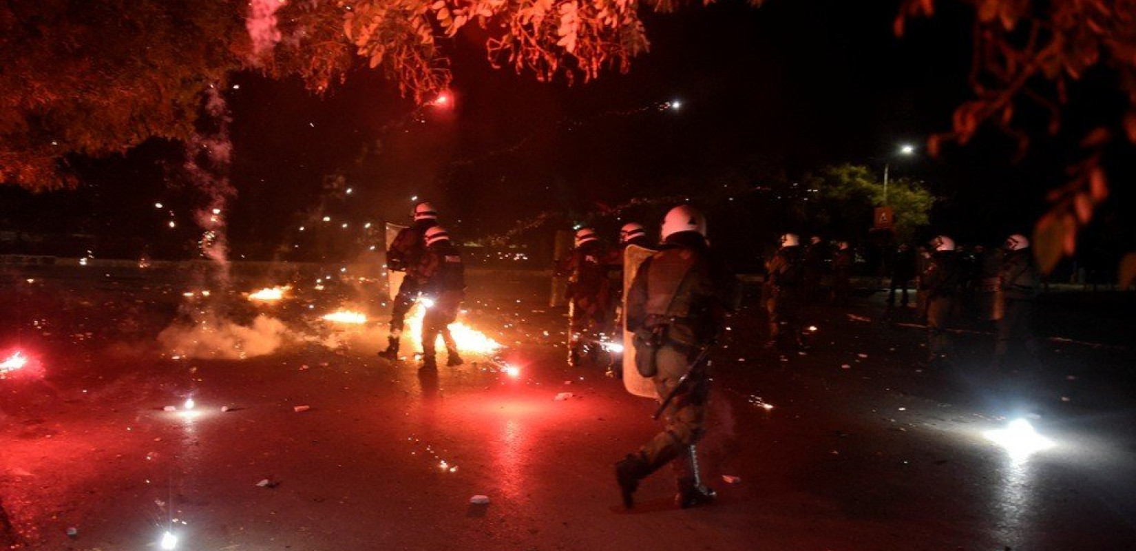 Σοβαρά επεισόδια μεταξύ κατοίκων - ΜΑΤ σε Μυτιλήνη και Χίο